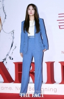 [TF포토] 소유, '추위에 더 빛나는 블루 패션'