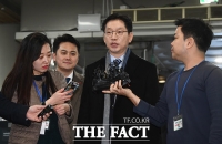 [TF포토] 취재진 질문 답하며 이동하는 김경수 지사