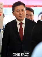 [TF포토] 반려동물 공약 발표 자리 참석하는 황교안 대표