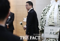 [TF포토] 신격호 빈소 찾아 헌화하는 구광모 LG 회장