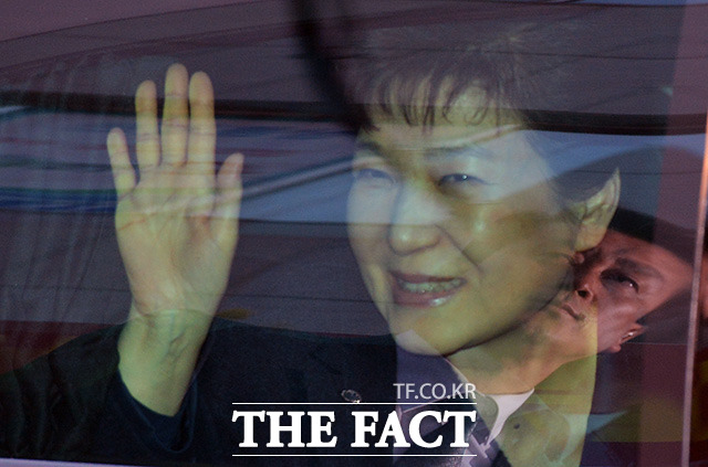 최순실 국정농단의 핵심 피의자인 박근혜 전 대통령이 장시간의 검찰 조사를 마치고 2017년 3월 22일 오전 서울 삼성동 자택으로 들어서고 있다./이덕인 기자