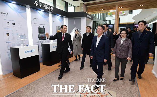 안철수 전 국민의당 대표(가운데)가 22일 오후 경기도 안산시 단원구 청년창업사관학교를 찾아 시설을 둘러보고 있다. /안산=김세정 기자