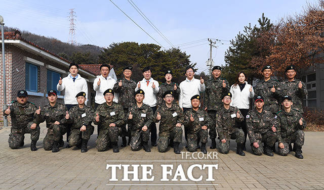 하태경 새로운보수당 대표(뒷줄 왼쪽 네번째)와 유의동 원내대표(뒷줄 왼쪽 두번째), 유승민 의원(뒷줄 왼쪽 여섯번째)이 설 연휴를 이틀 앞둔 22일 오전 경기도 양주시 육군 25사단 신병교육대를 방문해 훈련병들과 기념사진 촬영을 하고 있다. / 양주=배정한 기자