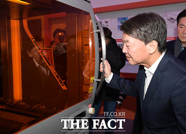 안철수 전 국민의당 대표가 22일 오후 경기도 안산시 단원구 청년창업사관학교를 찾아 시설을 살펴보고 있다. /안산=김세정 기자