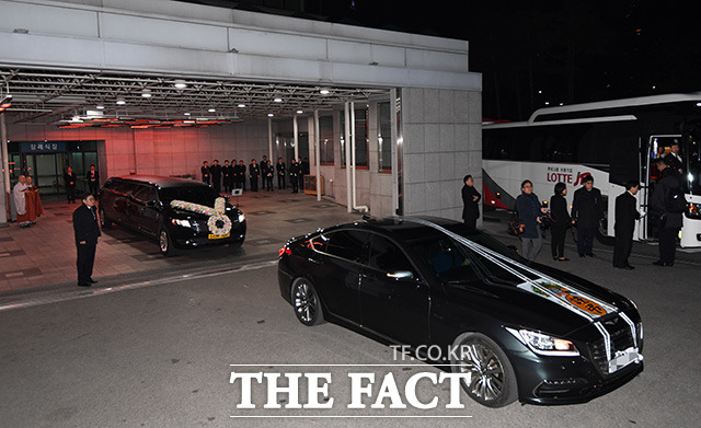 고 신격호 명예회장 발인이 22일 오전 서울 송파구 서울아산병원 장례식장에서 진행된 가운데 고인을 모신 운구차량이 영결식장으로 이동하고 있다. /남용희 기자