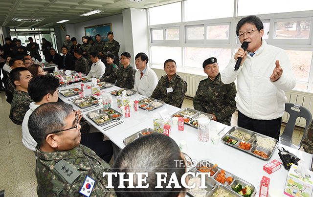 유승민 새로운보수당 의원(오른쪽)이 설 연휴를 이틀 앞둔 22일 오전 경기도 양주시 육군 25사단 신병교육대를 방문해 오찬을 앞두고 인사말을 하고 있다. / 양주=배정한 기자