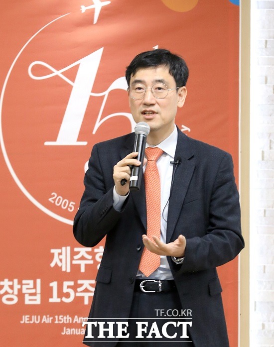 이석주 제주항공 대표이사 사장이 22일 서울 강서구 한국공항공사 스카이홀에서 열린 창립 15주년 기념식에 참석해 올해 3대 사업전략 과제를 발표했다. /제주항공 제공