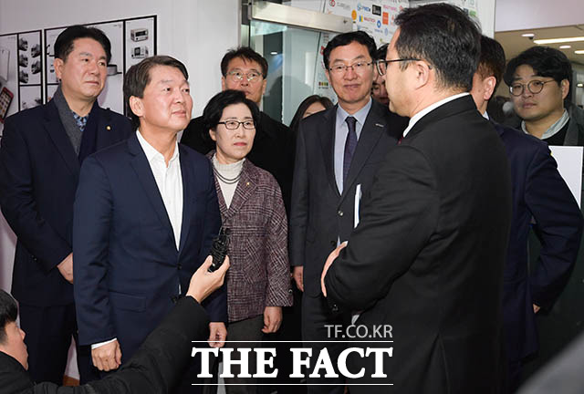 안철수 전 국민의당 대표(왼쪽에서 두 번째)가 22일 오후 경기도 안산시 단원구 청년창업사관학교를 찾아 관계자의 설명을 듣고 있다. /안산=김세정 기자