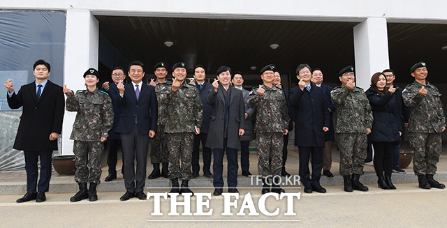 하태경 새로운보수당 대표(왼쪽 다섯번째)와 유의동 원내대표(왼쪽 세번째), 유승민 의원(왼쪽 일곱번째)이 설 연휴를 이틀 앞둔 22일 오전 경기도 양주시 육군 25사단 신병교육대를 방문해 기념사진 촬영을 하고 있다. / 양주=배정한 기자