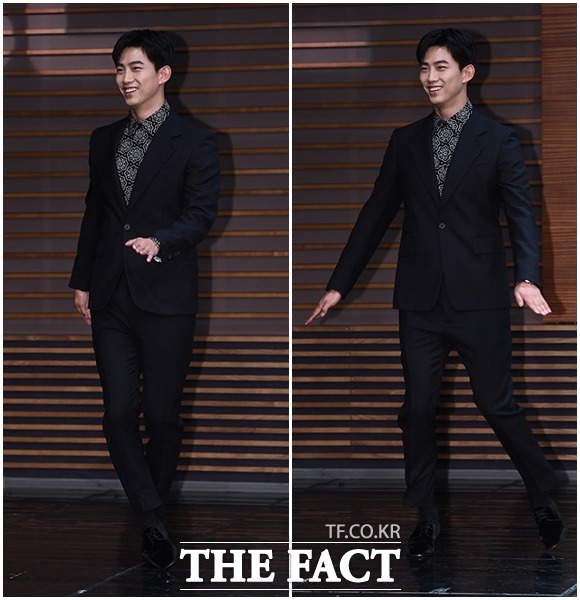 가수 겸 배우 옥택연이 22일 오후 서울 마포구 상암동 MBC 사옥 골든마우스홀에서 열린 새 드라마 더 게임:0시를 향하여 제작발표회에 참석해 문워크 댄스를 선보이고 있다. /이동률 기자