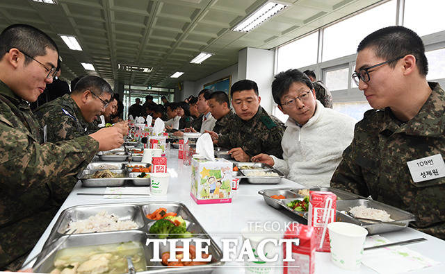 유승민 새로운보수당 의원(오른쪽 두번째)이 설 연휴를 이틀 앞둔 22일 오전 경기도 양주시 육군 25사단 신병교육대를 방문해 장병들과 함께 오찬을 하고 있다. / 양주=배정한 기자