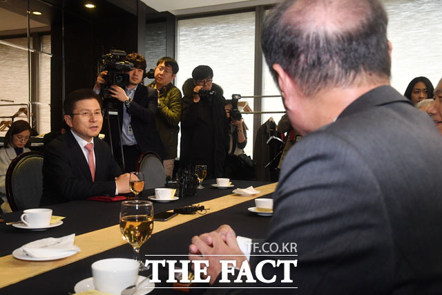 황교안 자유한국당 대표(왼쪽)가 22일 서울 영등포구 CCMM 빌딩에서 전직 당 대표와의 오찬에 앞서 환담을 나누고 있다./남윤호 기자