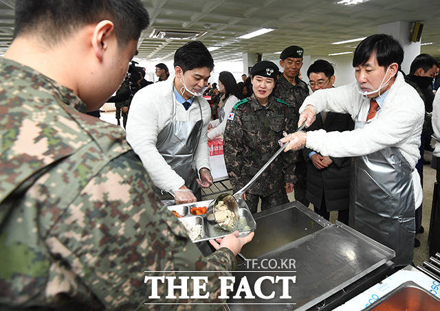 하태경 새로운보수당 대표(오른쪽)가 설 연휴를 이틀 앞둔 22일 오전 경기도 양주시 육군 25사단 신병교육대를 방문해 훈련병들에게 배식을 하고 있다. / 양주=배정한 기자