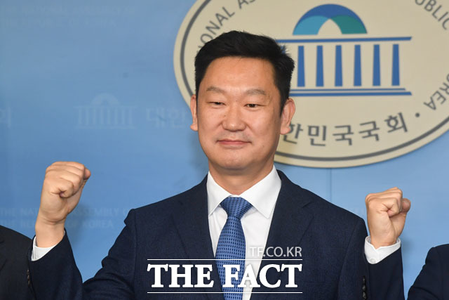 고 노무현 대통령의 사위인 곽상언 변호사는 22일 더불어민주당 입당 기자회견에서 충북 보은·옥천·영동·괴산에 출마하겠다며 어르신의 큰 정치와 뜻을 이어가는 길일 것으로 믿는다고 밝혔다. 총선 출마 선언 기자회견에서 기념촬영하고 있는 곽 변호사. /국회=남윤호 기자