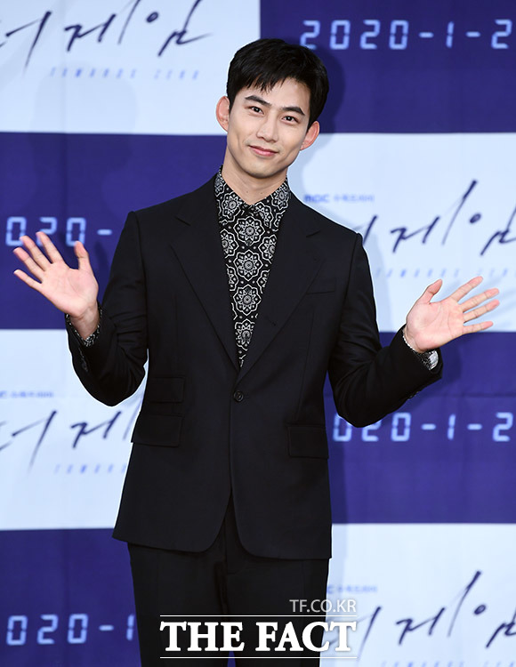 가수 겸 배우 옥택연이 22일 오후 서울 마포구 상암동 MBC 사옥 골든마우스홀에서 열린 새 드라마 더 게임:0시를 향하여 제작발표회에 참석해 포즈를 취하고 있다. /이동률 기자