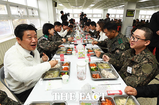 유의동 새로운보수당 원내대표(왼쪽)가 설 연휴를 이틀 앞둔 22일 오전 경기도 양주시 육군 25사단 신병교육대를 방문해 장병들과 함께 오찬을 하고 있다. / 양주=배정한 기자