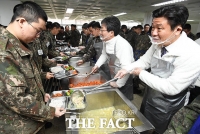 [TF포토] 배식하는 유의동 원내대표