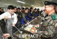 [TF포토] 1군단장에게 배식하는 하태경 대표