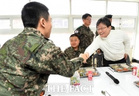 [TF포토] 훈련병과 인사하는 유승민 의원