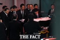 [TF포토] 고 신격호 회장 발인, 운구차에 모셔진 고인