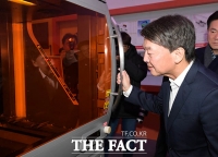 [TF포토] 창업학교 시설 살펴보는 안철수 전 대표