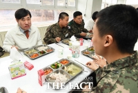 [TF포토] 25사단 훈련병들과 대화하는 하태경 대표