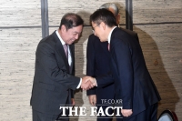 [TF포토] 김병준 전 비대위 만난 황교안