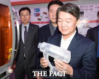 [TF포토] 청년창업사관학교 학생들이 만든 제품 보는 안철수