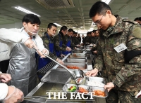 [TF포토] 배식하는 하태경 새로운보수당 대표