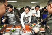 [TF포토] 배식하는 유승민 의원, '아빠 미소'