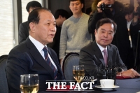 [TF포토] 황교안 대표와 환담 나누는 황우여