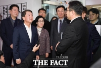 [TF포토] 관계자 설명 듣는 안철수 전 국민의당 대표