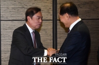 [TF포토] 인사 나누는 김병준-황우여