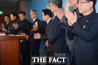 [TF포토] 총선 출마 선언 후 인사하는 곽상언 변호사