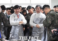 [TF포토] 배식 준비하는 하태경 대표와 유승민 의원