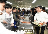 [TF포토] 유승민 의원에게 닭곰탕 배식하는 하태경 대표