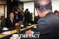 [TF포토] 황교안, '전임 대표들과 환담'