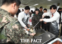 [TF포토] 훈련병들에게 배식하는 하태경 대표