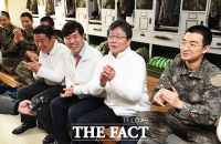 [TF포토] 훈련병들과 대화하는 유승민 의원