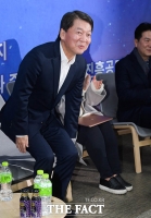 [TF포토] 청년 창업가들에게 인사하는 안철수