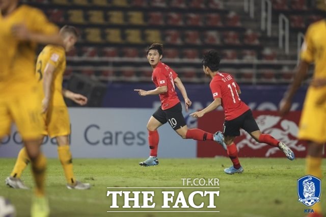 한국의 이동경(10번)이 후반 31분 추가골을 터트린 뒤 기뻐하고 있다. 이동경은 요르단과 8강전에서 극장골을 기록한 데 이어 2경기 연속골을 기록했다./대한축구협회 제공