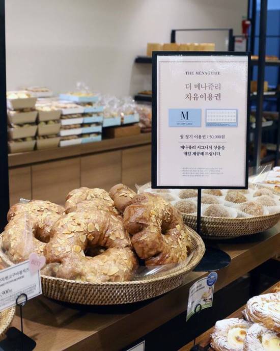 신세계백화점이 이달 업계 최초로 한 달에 5만 원을 내면 매일 빵 하나씩을 제공하는 서비스를 선보였다. /신세계백화점 제공