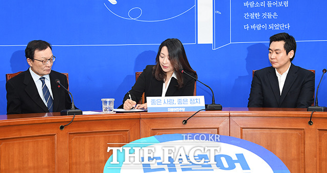 더불어민주당 12번째 영입인사인 이소현 씨(가운데)가 23일 오전 서울 여의도 국회 당대표 회의실에서 열린 입당 환영식에 참석해 입당원서에 서명을 하고 있다. / 국회=배정한 기자