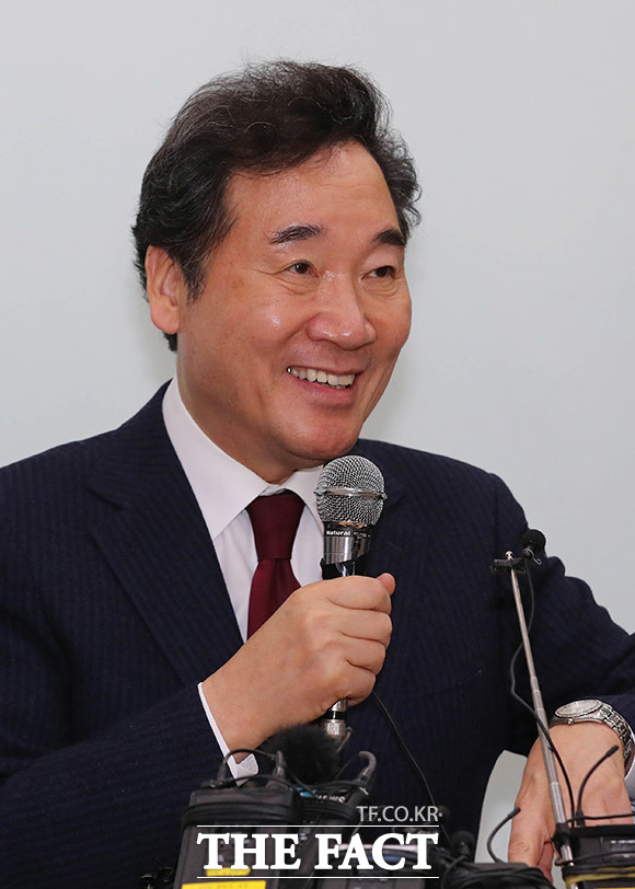 이낙연 전 국무총리가 23일 오전 서울 용산역 대회의실에서 언론 간담회를 열고 취재진의 질문에 답하고 있다. /김세정 기자