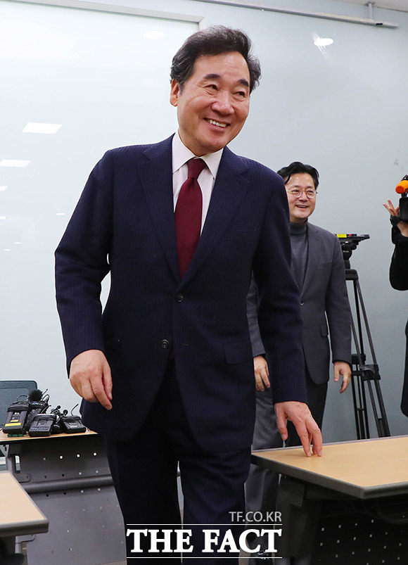 이낙연 전 국무총리가 23일 오전 서울 용산역 대회의실에서 열린 언론 간담회를 마치고 회견장을 나서고 있다. /김세정 기자