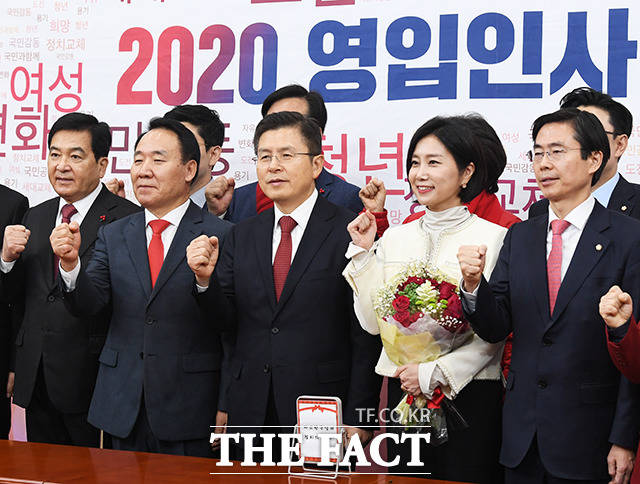 황교안 자유한국당 대표(가운데)가 23일 오전 서울 여의도 국회에서 열린 2020 영입인사 환영식에 참석해 7호 영입 인재 허은아 한국이미지전략연구소장(왼쪽 네번째)과 함께 기념사진 촬영을 하고 있다. / 국회=배정한 기자