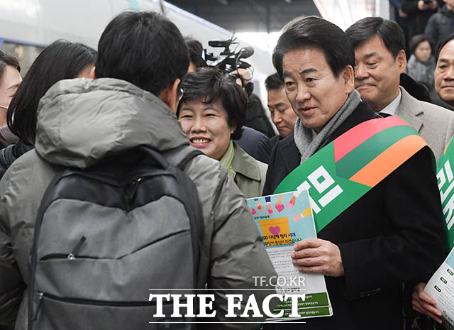 정동영 대표(오른쪽)를 비롯한 민주평화당 관계자들이 23일 오전 서울 용산역 승강장에서 귀성길의 시민들과 인사하고 있다. /김세정 기자