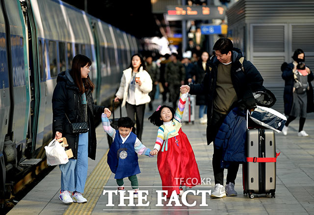 설 명절을 앞둔 23일 오전 서울 용산구 서울역 승강장에서 귀성객 가족이 열차에 탑승하기 위해 이동하고 있다./이덕인 기자