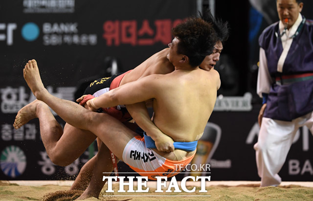 2020 홍성설날장사씨름대회가 23일 오전 충청남도 홍성군 홍주문화체육센터에서 열린 가운데 금강장사(90kg 이하) 예선전이 진행되고 있다. /홍성=임세준 기자