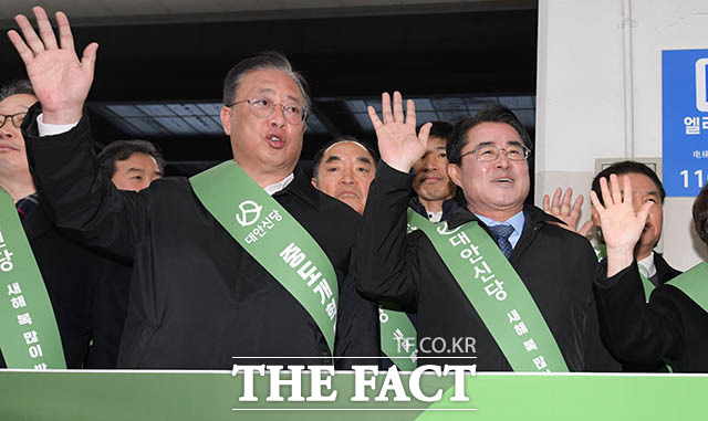 최경환 대안신당 대표(오른쪽)와 유성엽 의원이 23일 오전 서울 용산역 승강장에서 귀성길의 시민들에게 인사를 하고 있다. /김세정 기자